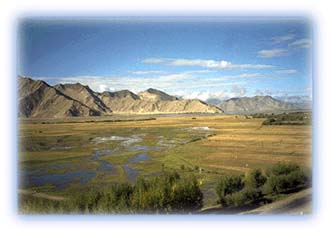 The valley of the Tsangpo as seen from the Lhasa highway between Lhasa and Shigatse. Credit: W. Spiegelman